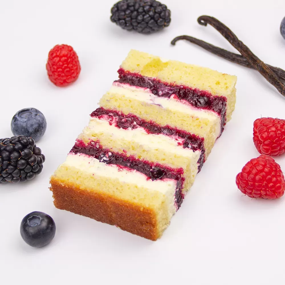 interno torta vaniglia e frutti di bosco